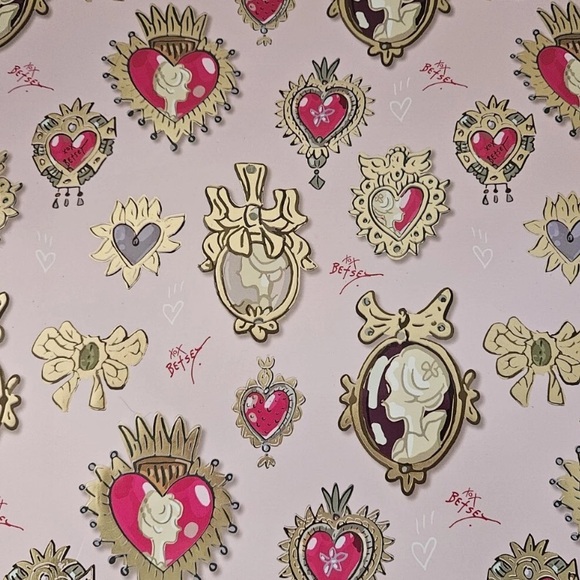 🪷 NIB Betsey Johnson Cameo Gloves & Wristlet Gift Set - Picture 11 of 15